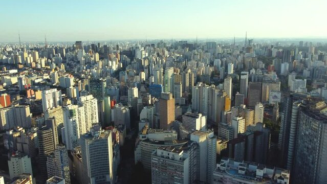 Aerial View: S&atilde;o Paulo's Skyline with Iconic Skyscrapers, - Vista A&eacute;rea: Horizonte de S&atilde;o Paulo com Arranha-c&eacute;us Ic&ocirc;nicos