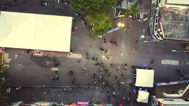 City in Motion: Vibrant Square Seen from Above - Cidade em Movimento: Pra&ccedil;a Vibrante Vista do Alto