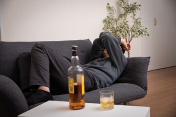 酔い潰れる男性　heavy drinking