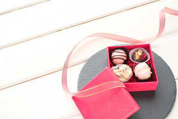 白背景　赤いボックスのチョコレート菓子