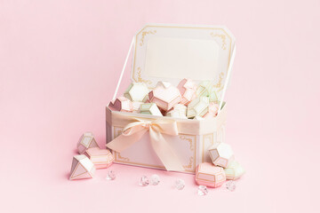 Fototapeta na wymiar ピンクの背景に置いてあるプレゼントのボックス　Valentine's day image material