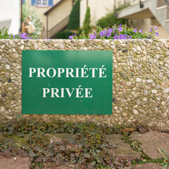 Schild an einem Parkplatz in Frankreich mit den Worten propriete privee. Übersetzung: Privatbesitz 