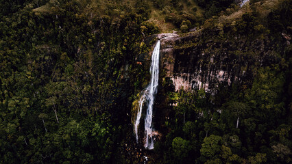 Piękny wodospad Diyaluma Falls, Sri Lanka, okolice Ella, niesamowity zielony górski krajobraz,...