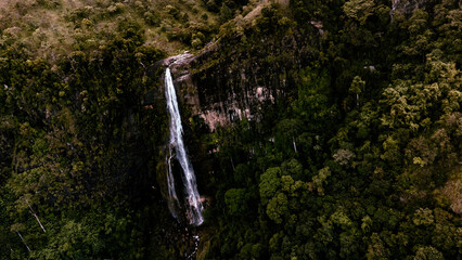 Piękny wodospad Diyaluma Falls, Sri Lanka, okolice Ella, niesamowity zielony górski krajobraz, ujęcia z drona. - obrazy, fototapety, plakaty
