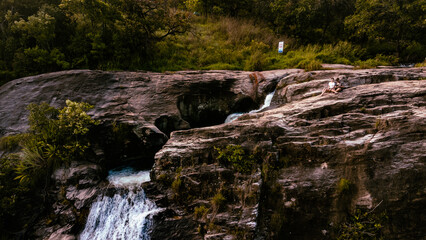 Piękny wodospad Diyaluma Falls, Sri Lanka, okolice Ella, niesamowity zielony górski krajobraz, ujęcia z drona. - obrazy, fototapety, plakaty
