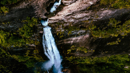 Piękny wodospad Diyaluma Falls, Sri Lanka, okolice Ella, niesamowity zielony górski krajobraz,...