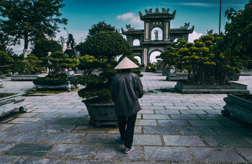 Piękna azjatycka pagoda w buddyjskiej świątyni oraz ogród.