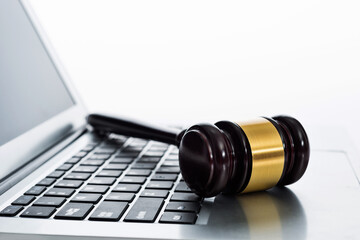 Obraz na płótnie Canvas Judge gavel on laptop computer keyboard