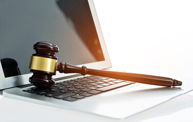 Judge gavel on laptop computer keyboard - obrazy, fototapety, plakaty