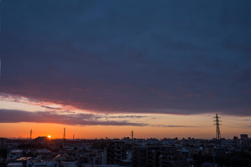 朝日　夜明け 都市風景 日の出　朝焼け 住宅
