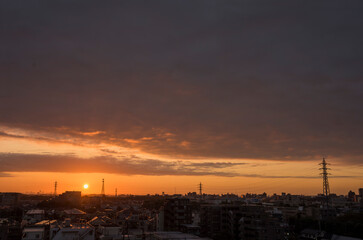 Naklejka premium 朝日 夜明け 都市風景 日の出 朝焼け 住宅 