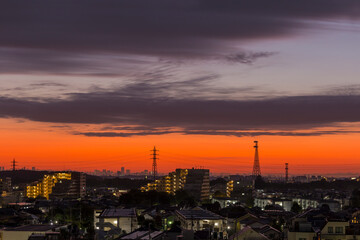 朝日　夜明け 都市風景 日の出　朝焼け 住宅
