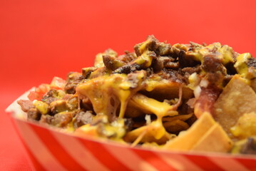 Nachos con carne y queso fondo rojo