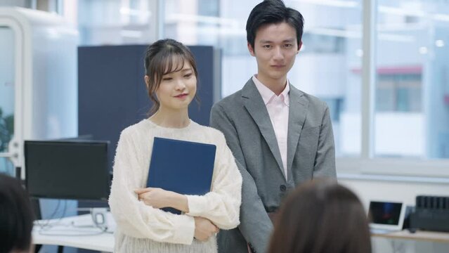 お辞儀をする新人ビジネスマンたち