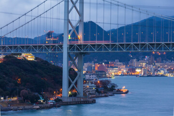 Obraz premium 関門橋 橋 日本海 海 吊橋 高速道路 夜景 日本
