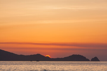 夕焼け　夕陽　海　オレンジ色　夕日　漁船　日本海　山口県