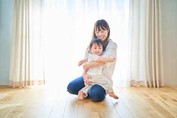 部屋でハグする親子 