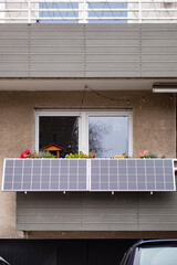 Balkonkraftwerk aus Solarpanelen an einem Haus in Düsseldorf