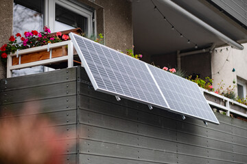 Balkonkraftwerk aus Solarpanelen an einem Haus in Düsseldorf - obrazy, fototapety, plakaty