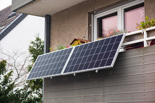 Balkonkraftwerk aus Solarpanelen an einem Haus in Düsseldorf
