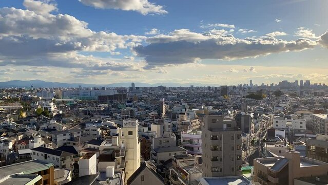 タイムラプスで撮影した昼の大阪の町並みの風景