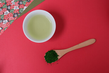 緑茶と茶葉　背景赤