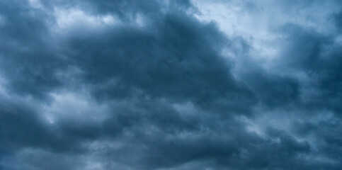 Obraz premium Dark and dramatic storm clouds on the sky