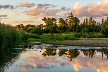 Germany, Saxony-Anhalt, Magdeburg, Elbe river flowing through Elbauenpark at dusk