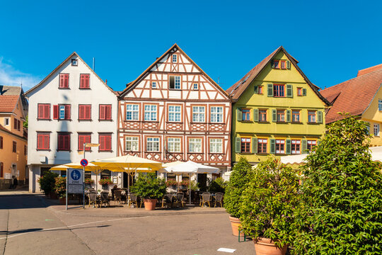 Germany, Baden-Wurttemberg, Esslingen, Market square with historic half-timbered houses in background