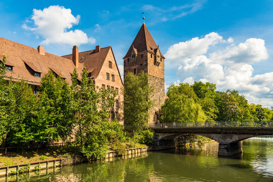 Germany, Bavaria, Nuremberg, Arch bridge connecting historic Holy Spirit Hospital with Schuldturm in background
