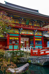 紅葉シーズンの祐徳稲荷神社（佐賀県鹿島市）