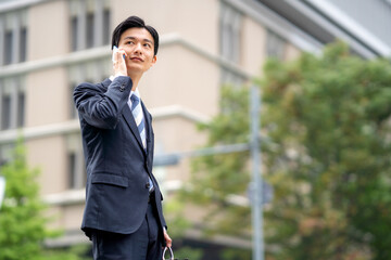 スマートフォンを持つ男性