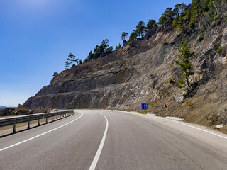 Measures taken on cliffs on the side of the road against the risk of falling stones