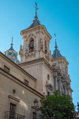 Fototapeta premium Campanarios de la basílica barroca siglo XVIII de san Juan de Dios en Granada, España