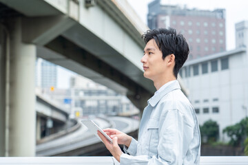 作業服を着た男性