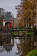 Obraz premium the ticket office and beidge to get into the historic building Zuylen castle or slot Zuylen as it is called in Dutch on a cold winter day. 