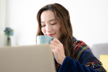 Fototapeta premium 温かい飲み物を飲む女性 アップ