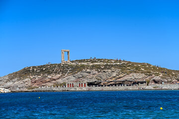 Sicht auf das Tor des alten Apollo-Tempels auf Naxos 