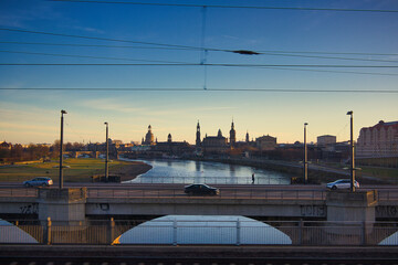 Fototapeta na wymiar Zugfahrt über die Elbe, Blick auf die Stadt Dresden, Sachsen, Deutschland