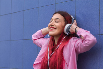 relaxed woman in the street with headphones