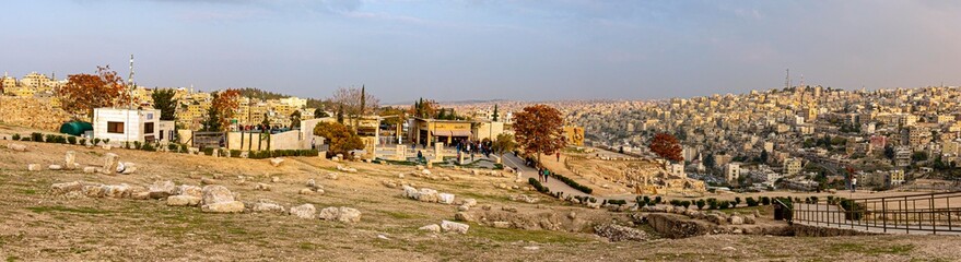 Fototapeta premium السائحين عند مدخل بوابة جبل القلعة الاثري- الاردن- Amman castle- tourists visit- Jordan