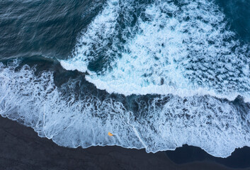 Drohnenaufnahme,Mann steht in der Meeresbrandung am Strand von Praia de Santa Barbara,Ribeira...