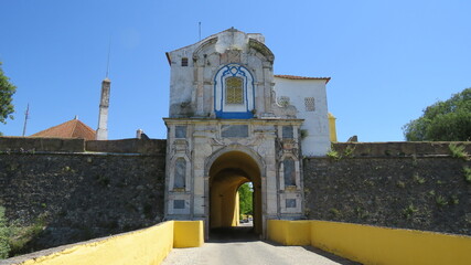 Vista das muralhas da cidade fortificada em Elvas, Portugal preservada e histórica.