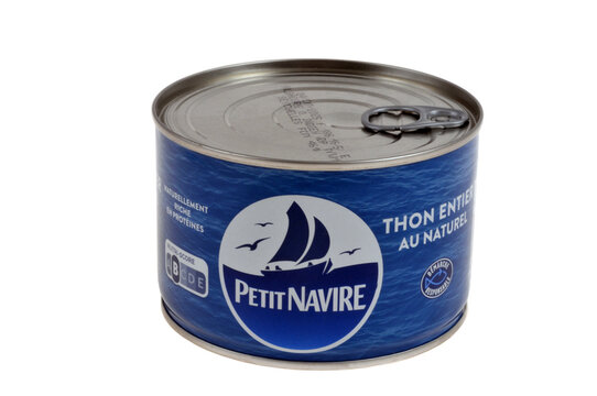 Boîte de thon entier au naturel de la marque Petit Navire en gros plan sur fond blanc
