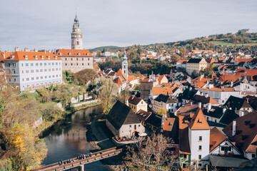 Obraz premium Cesky Krumlov, Czech - Nov 21, 2022 : Autumn view of Cesky Krumlov, Czech Republic, with river flowing through buildings