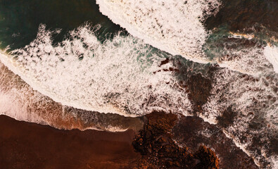 Drohnenaufnahme,Meeresbrandung am Strand von Praia dos Mosteiros,Mosteiros,Insel Sao Miguel,...
