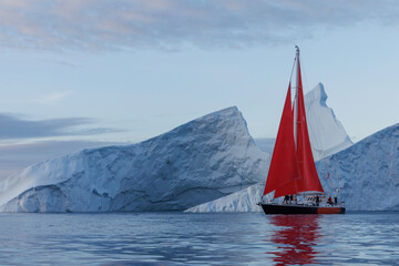 Fototapeta premium Barco navegando entre grandes icebergs.
