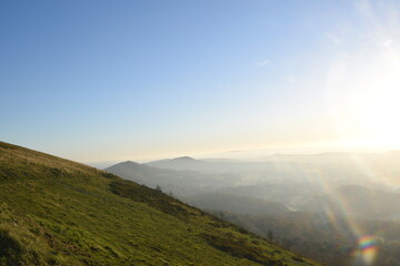 Naklejka premium the top of the Malvern hills on a misty day during sunset