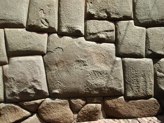 石工の精巧な技術を目の当たりにする12角の石 - obrazy, fototapety, plakaty