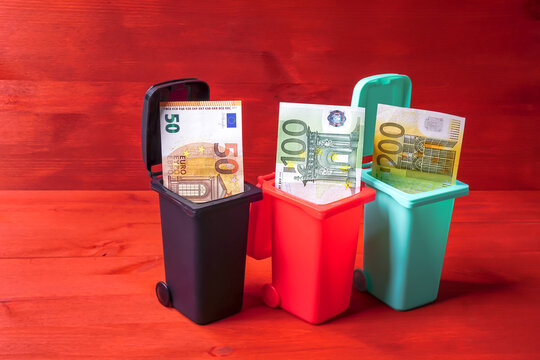 Euro Geldschein in einer M&uuml;lltonne als Symbol f&uuml;r M&uuml;llgeb&uuml;hren, Geldverschwendung